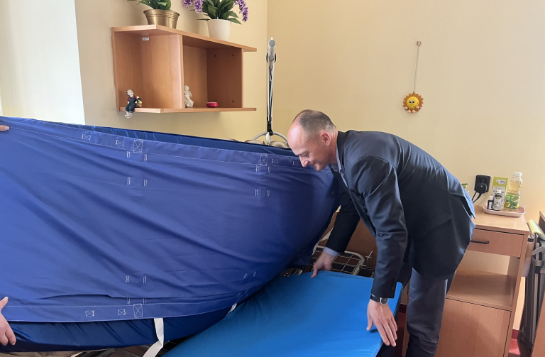Jiří Ulvr při instalaci chytrých podložek v Domově důchodců v Jindřichovicích pod Smrkem